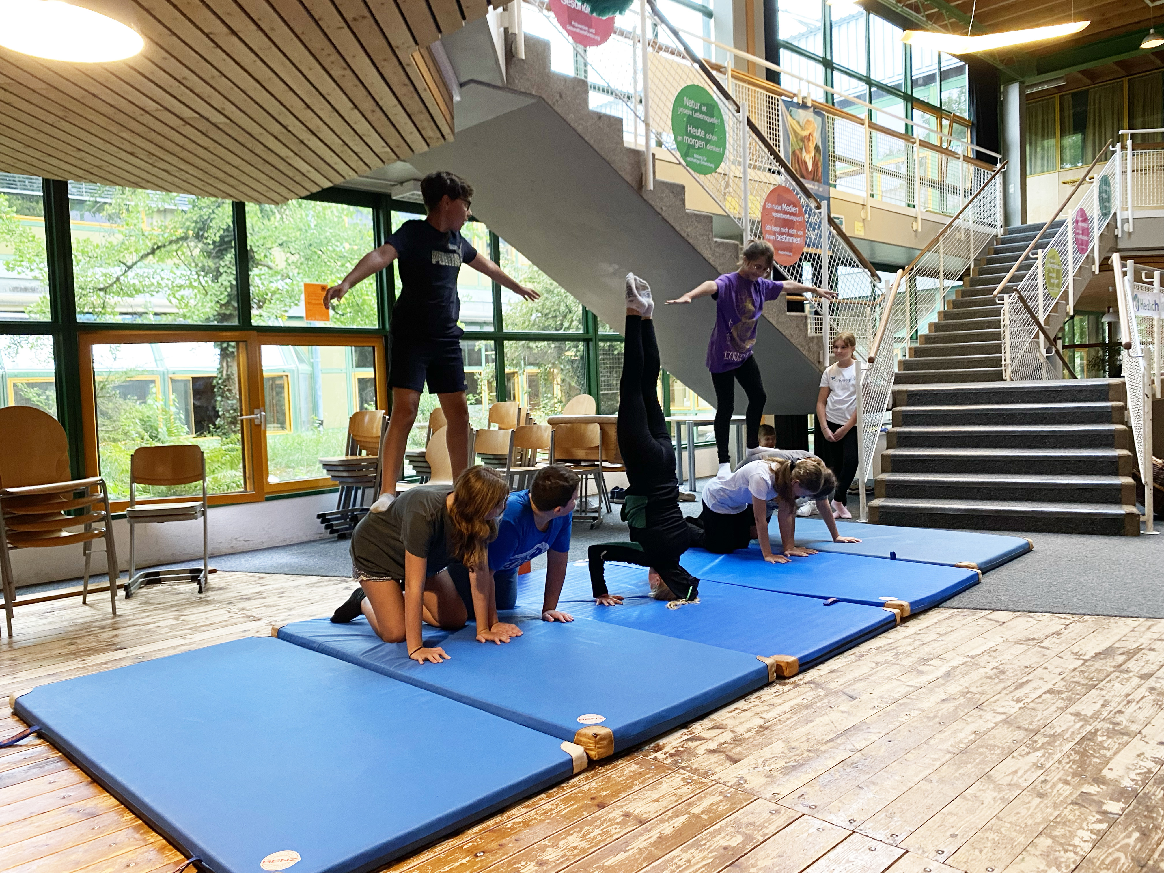 Große Augen, große Schulranzen, großes Lächeln